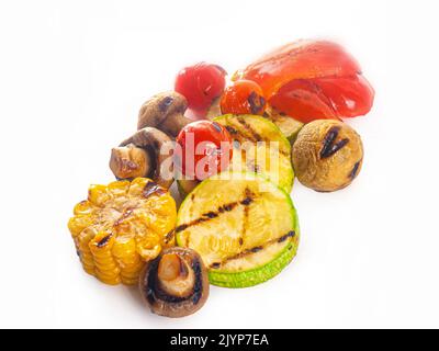 Délicieux légumes grillés prêts à manger sur fond blanc isolé Banque D'Images