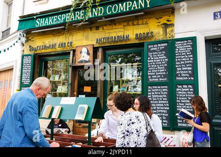 PARIS, FRANCE - 4 OCTOBRE 2014 : touristes et Parisiens près de la célèbre librairie et bibliothèque Shakespeare and Company Banque D'Images