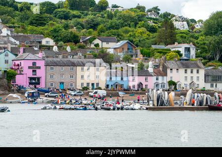 Dittisham, South Devon, Royaume-Uni. 25th juillet 2022. Vue sur Dittisham, le joli village au bord de la rivière Dart, sur la rive ouest. Dittisham est connu sous le nom de Ditsum pour les locaux. C'est un endroit populaire pour emmener les enfants pour aller au crabe. Crédit : Maureen McLean/Alay Banque D'Images