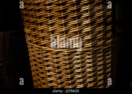 Panier en osier. Texture du bois. Conteneur à tige sèche. L’artisanat populaire. Banque D'Images