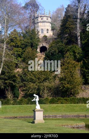 La Statue de Galen et la Tour Octagon (Folly) à côté de Crescent Pond à Fountains Abbey et Studley Royal Water Garden, North Yorkshire, Angleterre, Royaume-Uni. Banque D'Images