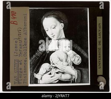 La peinture de Joos van Cleve 'Madonna with Child' met en scène la Vierge Marie tenant l'enfant Jésus. La pièce met en évidence l'habileté de van Cleve à dépeindre de tendres scènes religieuses avec des couleurs riches et des détails complexes, typiques de la Renaissance du Nord. Banque D'Images