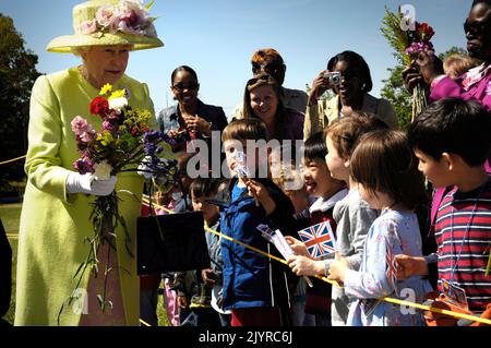 Greenbelt, Md. 8th mai 2007. La reine Elizabeth salue les enfants lors de sa promenade du contrôle de mission du Goddard Space Flight Centre de la NASA à une réception dans l'auditorium principal du centre, mardi, 8 mai 2007, à Greenbelt, La Reine Elizabeth II et son mari, le prince Philip, duc d'Édimbourg, ont visité le centre spatial Goddard de la NASA, l'un des derniers arrêts de leur visite de six jours aux États-Unis. Crédit photo: 'NASA/Bill Ingalls' crédit: dpa/Alamy Live News Banque D'Images