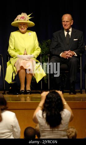 Greenbelt, Md. 8th mai 2007. La reine Elizabeth II, à gauche, le prince Philip, duc d'Édimbourg, à droite, est vu lors d'une visite au centre de vol spatial Goddard de la NASA, mardi, 8 mai 2007, à Greenbelt, M. le couple royal a été l'un des derniers arrêts d'une visite de six jours aux États-Unis. Crédit photo "NASA/Paul E. alers" crédit: dpa/Alay Live News Banque D'Images