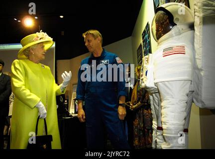 Greenbelt, Md. 8th mai 2007. La reine Elizabeth II s'entretient avec les scrutateurs d'astronautes au centre de vol spatial Goddard de la NASA, mardi, 8 mai 2007, à Greenbelt, La Reine Elizabeth II et son mari, le prince Philip, duc d'Édimbourg, ont visité le centre spatial Goddard de la NASA, l'un des derniers arrêts de leur visite de six jours aux États-Unis. Photo Credit: 'NASA/Pat Izzo' Credit: dpa/Alay Live News Banque D'Images