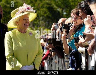Greenbelt, Md. 8th mai 2007. La reine Elizabeth salue les employés qui se promènent à pied du contrôle de mission du Goddard Space Flight Centre de la NASA à une réception dans l'auditorium principal du centre, mardi, 8 mai 2007, à Greenbelt, La Reine Elizabeth II et son mari, le prince Philip, duc d'Édimbourg, ont visité le centre spatial Goddard de la NASA, l'un des derniers arrêts de leur visite de six jours aux États-Unis. Crédit photo: 'NASA/Bill Ingalls' crédit: dpa/Alamy Live News Banque D'Images