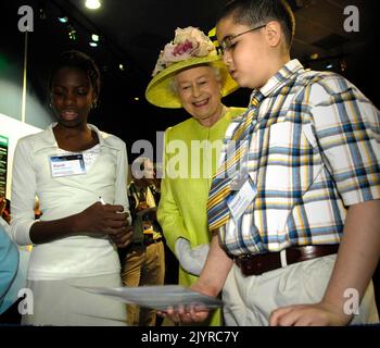 Greenbelt, Md. 8th mai 2007. La reine Elizabeth II s'entretient avec des étudiants lors d'un atelier de l'école d'exploration de la NASA, au centre de vol d'espace Goddard de la NASA, mardi, 8 mai 2007, à Greenbelt, La Reine Elizabeth II et son mari, le prince Philip, duc d'Édimbourg, ont visité le centre spatial Goddard de la NASA, l'un des derniers arrêts de leur visite de six jours aux États-Unis. Photo Credit: 'NASA/Pat Izzo' Credit: dpa/Alay Live News Banque D'Images