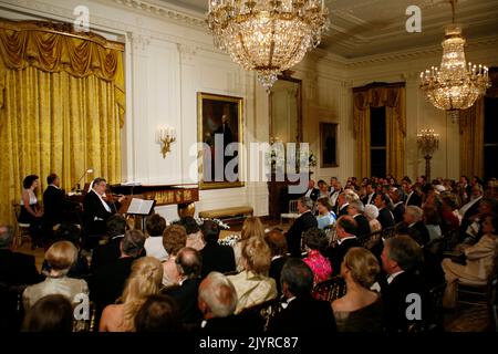 Washington, Vereinigte Staaten. 07th mai 2007. Le violoniste Itzhak Perlman se produit dans la salle est de la Maison Blanche dans le cadre de la visite d'État de la reine Elizabeth II, à Washington, DC, 7 mai 2007. Credit: dpa/Alay Live News Banque D'Images