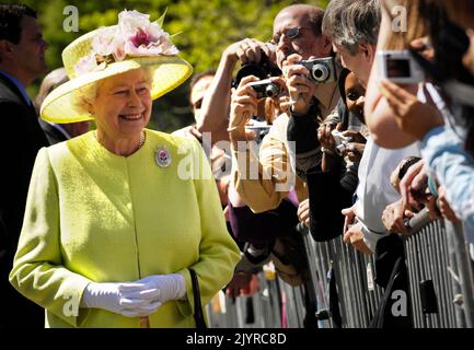 Greenbelt, Md. 8th mai 2007. La reine Elizabeth salue les employés qui se promènent à pied du contrôle de mission du Goddard Space Flight Centre de la NASA à une réception dans l'auditorium principal du centre, mardi, 8 mai 2007, à Greenbelt, La Reine Elizabeth II et son mari, le prince Philip, duc d'Édimbourg, ont visité le centre spatial Goddard de la NASA, l'un des derniers arrêts de leur visite de six jours aux États-Unis. Crédit photo: 'NASA/Bill Ingalls' crédit: dpa/Alamy Live News Banque D'Images