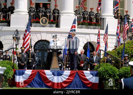 Washington, DC - 7 mai 2007 -- sa Majesté la reine Elizabeth II fait des remarques comme elle et son Altesse Royale le prince Philip, Le duc d'Édimbourg de Grande-Bretagne est accueilli par le président des États-Unis George W. Bush et la première dame Laura Bush lors d'une cérémonie d'arrivée de la pelouse sud sur la pelouse sud de la Maison Blanche à Washington, DC lundi, 7 mai 2007. Crédit : Ron Sachs/CNP Banque D'Images