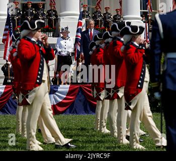 Washington, Vereinigte Staaten. 07th mai 2007. La reine Elizabeth II du Royaume-Uni et le président George W. Bush observent la Fife and Drum Corp lors de la visite d'État de la reine à la Maison Blanche, lundi, à Washington, DC, 7 mai, 2007. Credit: dpa/Alay Live News Banque D'Images