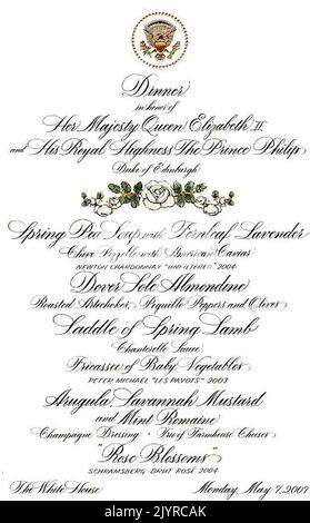 Washington, DC - 7 mai 2007 -- Menu pour le dîner d'État offert par le président des États-Unis George W. Bush et la première dame Laura Bush en l'honneur de sa Majesté la reine Elizabeth II et de son Altesse Royale le prince Philip, Duc d'Édimbourg de Grande-Bretagne à la Maison Blanche à Washington, DC lundi, 7 mai 2007. Crédit : Ron Sachs/CNP Banque D'Images