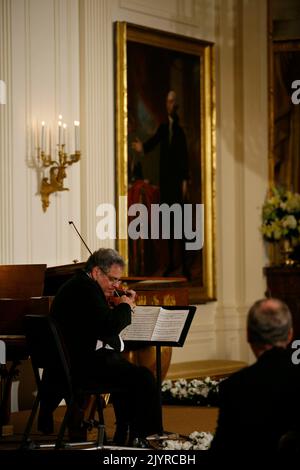 Washington, Vereinigte Staaten. 07th mai 2007. Le violoniste Itzhak Perlman se produit dans la salle est de la Maison Blanche dans le cadre de la visite d'État de la reine Elizabeth II, à Washington, DC, 7 mai 2007. Credit: dpa/Alay Live News Banque D'Images