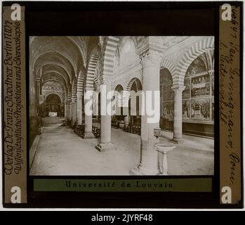 La collégiale Santa Maria Assunta à San Gimignano est un bâtiment religieux remarquable en Italie. Connue pour son intérieur orné de fresques médiévales, l'église présente l'art et l'architecture des XIIe au XIVe siècles. Le bâtiment est un exemple clé du style roman italien et constitue une partie importante du patrimoine de la ville, attirant à la fois des visiteurs religieux et des historiens de l'art. Banque D'Images