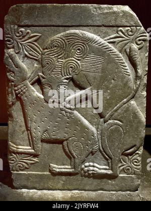 Plaque de fermeture byzantine et marbre, avec représentation de relief, d'un cerf déchiré par un lion, 10th, 11th, siècle, Musée byzantin et chrétien à Athènes, Musée chrétien à Athènes, Banque D'Images