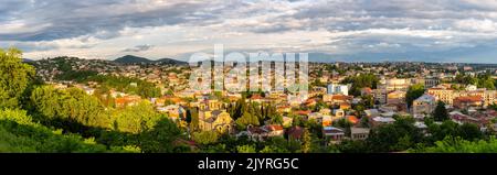 Panorama de Kutaisi, Géorgie bâtiments résidentiels, maisons, églises et montagnes dans le fond vu de la colline d'Ukimerioni. Banque D'Images