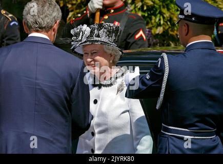 WASHINGTON - 07 MAI : (AFP OUT) le président américain George W. Bush (G) salue la reine Elizabeth II lors d'une cérémonie sur la pelouse sud de la Maison Blanche 7 mai 2007 à Washington, DC. La reine et son mari, le prince Philip, duc d'Édimbourg, font un voyage de six jours aux États-Unis. (Photo de Mark Wilson/Getty Images) *** Légende locale *** Reine Elizabeth II;George W. Bush Banque D'Images