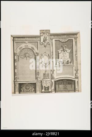 Le design comprend deux cheminées et un panneau ornemental avec des masques, des figures mythiques et des motifs de feuilles. Ces éléments décoratifs, souvent présents dans l’architecture classique et Renaissance, reflètent l’utilisation d’images symboliques et d’un savoir-faire artisanal complexe pour rehausser l’attrait esthétique des espaces intérieurs. Banque D'Images