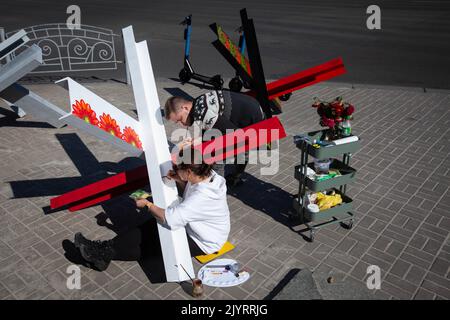 Des artistes peignent des barricades anti-tank de hérisson dans le centre de Kiev. Banque D'Images