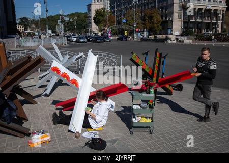 Des artistes peignent des barricades anti-tank de hérisson dans le centre de Kiev. Banque D'Images