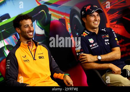 Monza, Italie. 08th septembre 2022. (De gauche à droite) : Daniel Ricciardo (AUS) McLaren et Sergio Perez (MEX) Red Bull Racing à la Conférence de presse de la FIA. 08.09.2022. Championnat du monde de Formule 1, Rd 16, Grand Prix d'Italie, Monza, Italie, Journée de préparation. Le crédit photo doit être lu : images XPB/Press Association. Crédit : XPB Images Ltd/Alamy Live News Banque D'Images