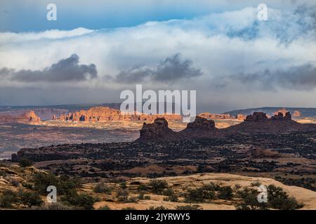 Arches National Park vue de l'autre côté du Pasture d'Arth avec le bord du Seven Mile Canyon en premier plan. Moab, Utah Banque D'Images