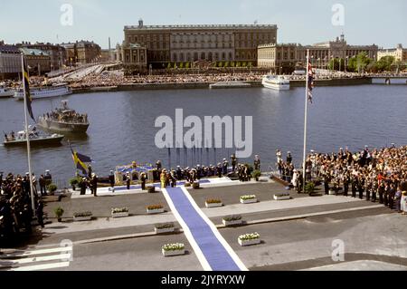 DOSSIER 1983-05-25A vue du Palais royal comme la reine Elizabeth II de Grande-Bretagne et le prince Philip sont accueillis par le couple royal suédois, Le roi Carl XVI Gustaf et la reine Silvia au quai de Strom devant le Grand Hôtel après un voyage avec la sloop royale suédoise Vasa Order lors de l'arrivée du couple royal britannique à Stockholm, Suède sur 25 mai 1983. Le couple royal britannique est en Suède lors d'une visite officielle de quatre jours à 25 mai en 28. Photo: Svenskt Pressfoto / SCANPIX SUÈDE / Code: 20360 Banque D'Images