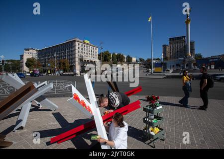 Kiev, Ukraine. 07th septembre 2022. Des artistes peignent des barricades anti-tank de hérisson dans le centre de Kiev. (Photo par Oleksii Chumachenko/SOPA Images/Sipa USA) crédit: SIPA USA/Alay Live News Banque D'Images