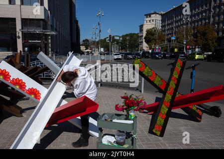 Kiev, Ukraine. 07th septembre 2022. Un artiste peint des barricades anti-tank de hérisson dans le centre de Kiev. (Photo par Oleksii Chumachenko/SOPA Images/Sipa USA) crédit: SIPA USA/Alay Live News Banque D'Images