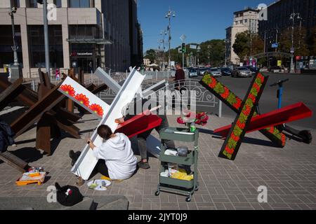 Kiev, Ukraine. 07th septembre 2022. Des artistes peignent des barricades anti-tank de hérisson dans le centre de Kiev. (Photo par Oleksii Chumachenko/SOPA Images/Sipa USA) crédit: SIPA USA/Alay Live News Banque D'Images