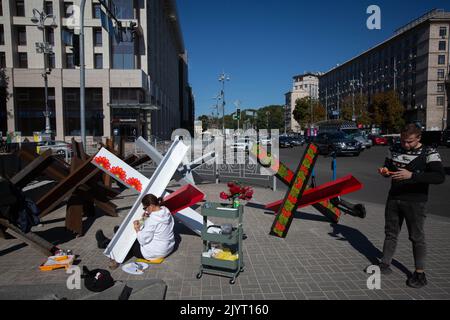 Des artistes peignent des barricades anti-tank de hérisson dans le centre de Kiev. (Photo par Oleksii Chumachenko / SOPA Images/Sipa USA) Banque D'Images