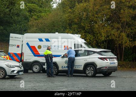 Jeudi 8 septembre 2022, Glengarriff West Cork Ireland; Une recherche a été lancée après qu'un homme ait été signalé comme manquant à Glengarriff. Gardaí, membres de la Défense civile de West Cork, Bantry Community Lifeboat et Castletownbere RNLI Lifeboat ont lancé une recherche sur terre et en mer après que des préoccupations ont été soulevées pour le bien-être de l'homme. Gardaí n'a pas publié le nom de l'homme mais a dit qu'il s'inquiète de l'homme après qu'il a disparu mardi, mais qu'il aurait été repéré dans le village de Glengarriff mercredi soir. Credit ; ED/Alay Live News Banque D'Images