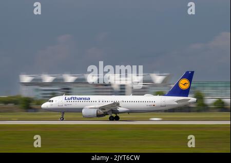 L'Airbus A320-214 de Lufthansa portant le numéro d'immatriculation D-AIZF prend son envol sur la piste sud 26L de l'aéroport de Munich MUC EDDM Banque D'Images