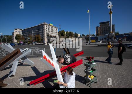 Kiev, Ukraine. 7th septembre 2022. Des artistes peignent des barricades anti-tank de hérisson dans le centre de Kiev. (Credit image: © Oleksii Chumachenko/SOPA Images via ZUMA Press Wire) Banque D'Images