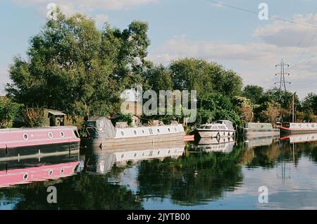 La rivière Lea sur les marais de Tottenham, dans le nord de Londres, à l'été 2022, avec des bateaux étroits Banque D'Images