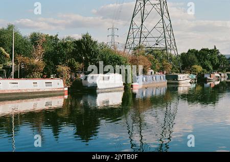 Bateaux le long de la rivière Lea sur les marais de Tottenham, dans le nord de Londres, en été Banque D'Images