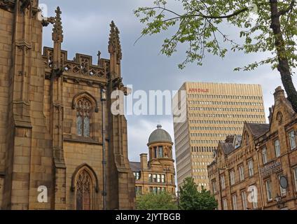 Ancienne et nouvelle architecture de Manchester, 1800s cathédrale, 1970s Arndale Centre et 1700s Mitre Hotel, Victoria St, Manchester, Angleterre, Royaume-Uni, M3 1SX Banque D'Images