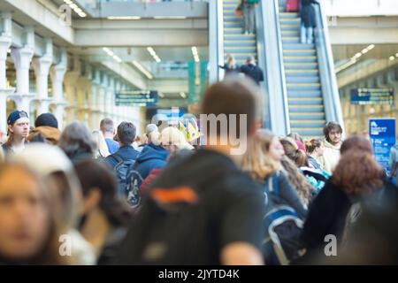 Les gens se rassemblent à la gare de St Pancras à Londres pendant le week-end des vacances en banque. Banque D'Images