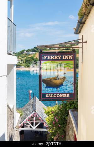 Panneau coloré pour le pub Ferry Inn dans la ville de South Hams de Salcombe, Devon, Royaume-Uni Banque D'Images