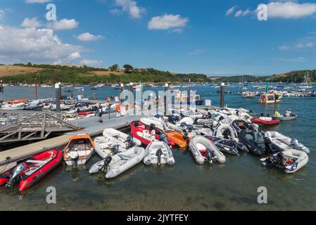 Des dinghies gonflables sur le ponton de Whitestrand dans la ville de Salcombe, Devon, Royaume-Uni Banque D'Images