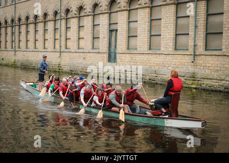 Bateau-dragon sur le canal à Saltaire, West Yorkshire, Royaume-Uni Banque D'Images