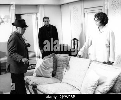 CHARLIE CHAPLIN dirigeant MARLON BRANDO et SOPHIA LOREN sur un ensemble franc pendant le tournage d'Une COMTESSE DE HONG KONG 1967 réalisateur / écrivain / musique CHARLES CHAPLIN Chaplin film Productions Ltd. / Universal Pictures Banque D'Images