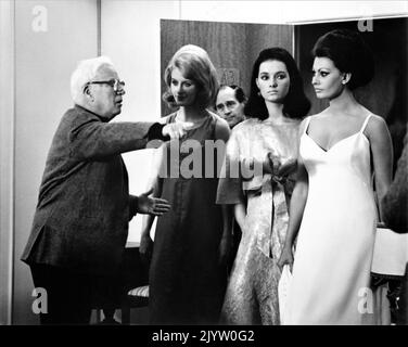 CHARLIE CHAPLIN dirigeant deux Extra Girls et SOPHIA LOREN sur un ensemble franc pendant le tournage d'Une COMTESSE DE HONG KONG 1967 réalisateur / écrivain / musique CHARLES CHAPLIN Chaplin film Productions Ltd. / Universal Pictures Banque D'Images