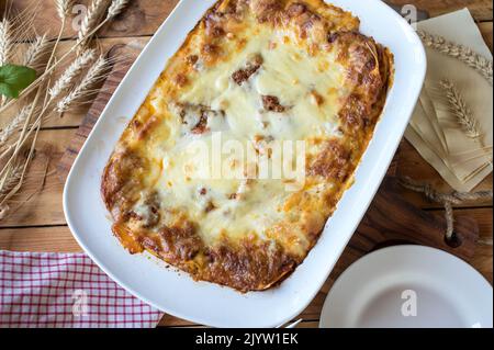 Lasagnes avec bolognaise, sauce au béchamel et garniture au fromage mozzarella dans un plat de cocotte Banque D'Images