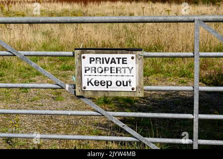Panneau propriété privée sur une porte de ferme. Personne. Banque D'Images