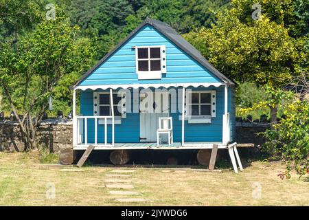 Maison de jeux pour enfants dans le jardin de la maison de campagne près du château d'Ogmore, Ogmore, Vale de Glamourgan (Bro Morgangwg), pays de Galles (Cymru), Royaume-Uni Banque D'Images