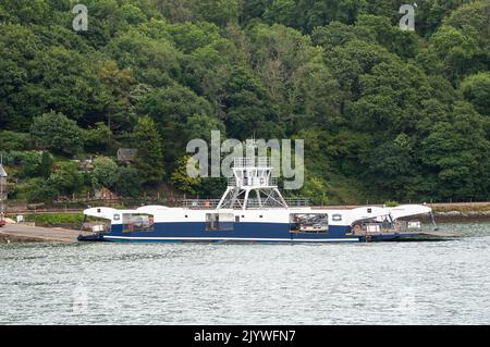 Dartmouth, Devon, Royaume-Uni. 25th juillet 2022. Le Dartmouth Higher Ferry, également connu sous le nom de Dartmouth–Kingswear Floating Bridge, est un traversier par câble pour véhicules qui traverse la rivière Dart à Devon. Crédit : Maureen McLean/Alay Banque D'Images