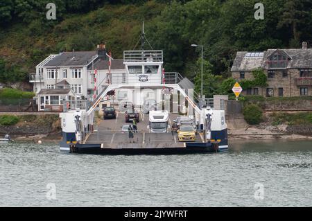 Dartmouth, Devon, Royaume-Uni. 25th juillet 2022. Le Dartmouth Higher Ferry, également connu sous le nom de Dartmouth–Kingswear Floating Bridge, est un traversier par câble pour véhicules qui traverse la rivière Dart à Devon. Crédit : Maureen McLean/Alay Banque D'Images