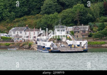 Dartmouth, Devon, Royaume-Uni. 25th juillet 2022. Le Dartmouth Higher Ferry, également connu sous le nom de Dartmouth–Kingswear Floating Bridge, est un traversier par câble pour véhicules qui traverse la rivière Dart à Devon. Crédit : Maureen McLean/Alay Banque D'Images