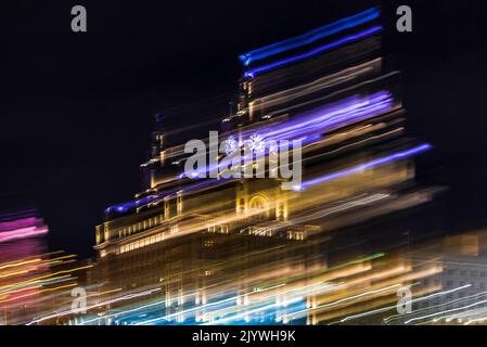 Etherial Liverpool Royal Liver bâtiment et front de mer la nuit avec des sentiers de lumière. Banque D'Images